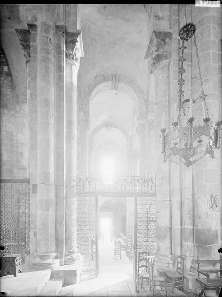 Bas-côté est du transept sud vu vers le sud à travers une grille du choeur