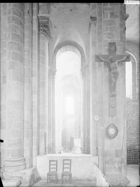 Bas-côté ouest du transept sud vu vers le sud à travers une grille du choeur