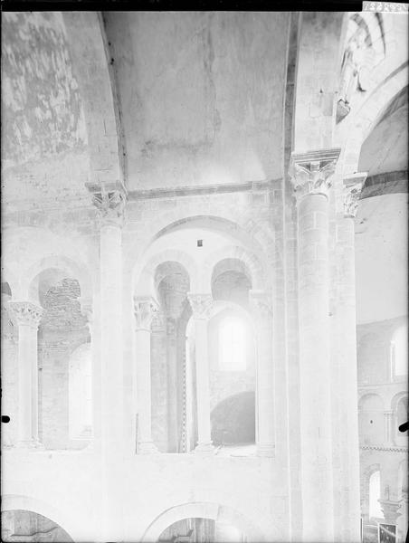 Côté nord, pile nord-est de la galerie, galerie nord du choeur vue vers l'est et galerie est du croisillon nord