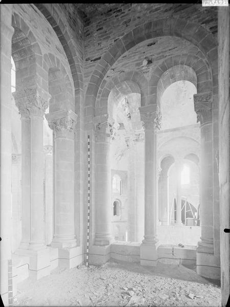 Côté sud, pile sud-ouest de la galerie vue vers le nord-est pris de l'intérieur de la galerie ouest du croisillon sud