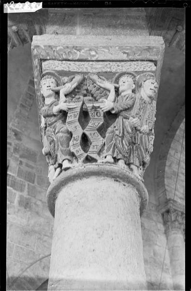 Trompettes du Jugement Dernier, face sud du chapiteau V du choeur