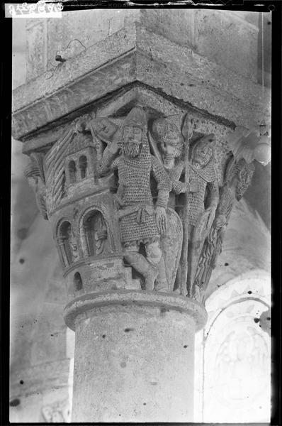 Soldats gardant le Sépulcre, face nord du chapiteau VI du choeur