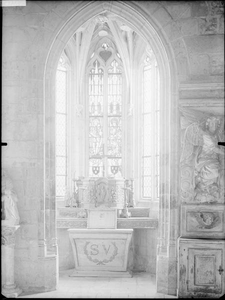 Panneau de vitrail de l'abside à l'intérieur de la chapelle. Panneau de vitrail de l'abside à l'intérieur de la chapelle