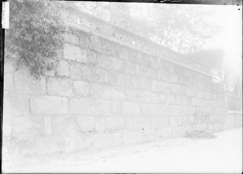 Fragments d'anciens remparts de la ville