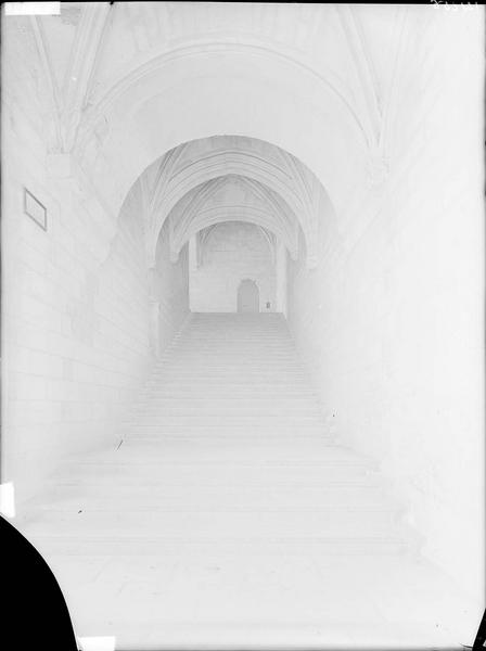 Escalier voûté montant à la grande chapelle