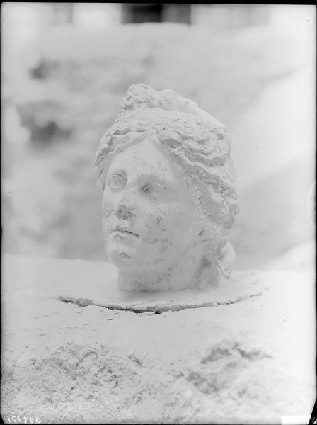 Tête de femme sculptée