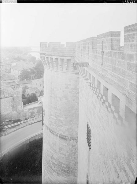 Remparts et vue sur la ville et le Rhône