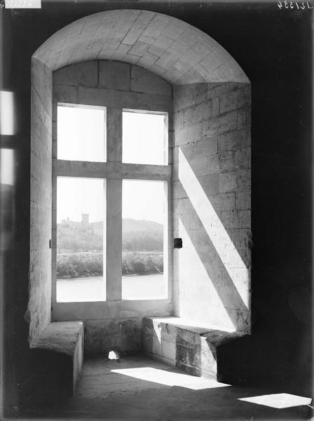 Fenêtre à meneaux donnant sur le château de Beaucaire