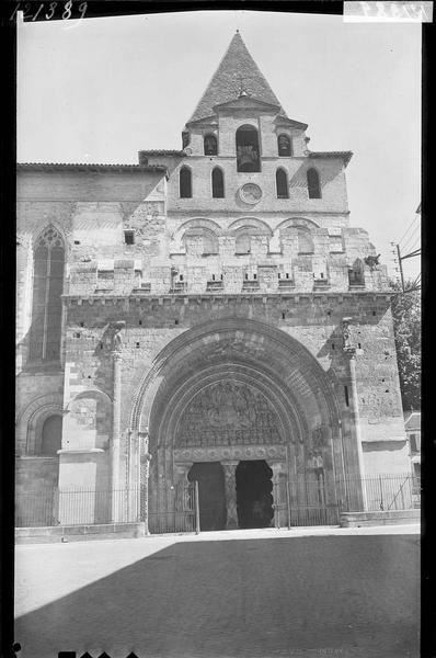 Portail sud de l'église, ensemble de la façade ouest