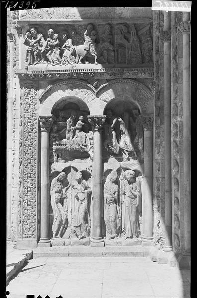 Piédroit droit du portail de l'église