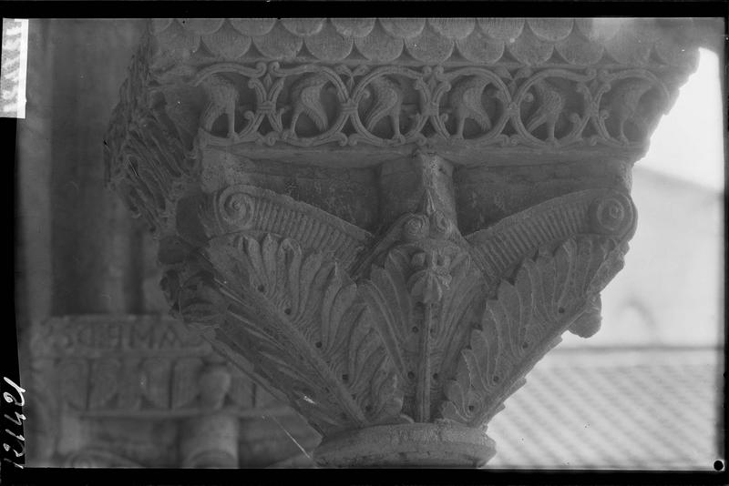 Feuillage stylisé et oiseaux, chapiteau du cloître