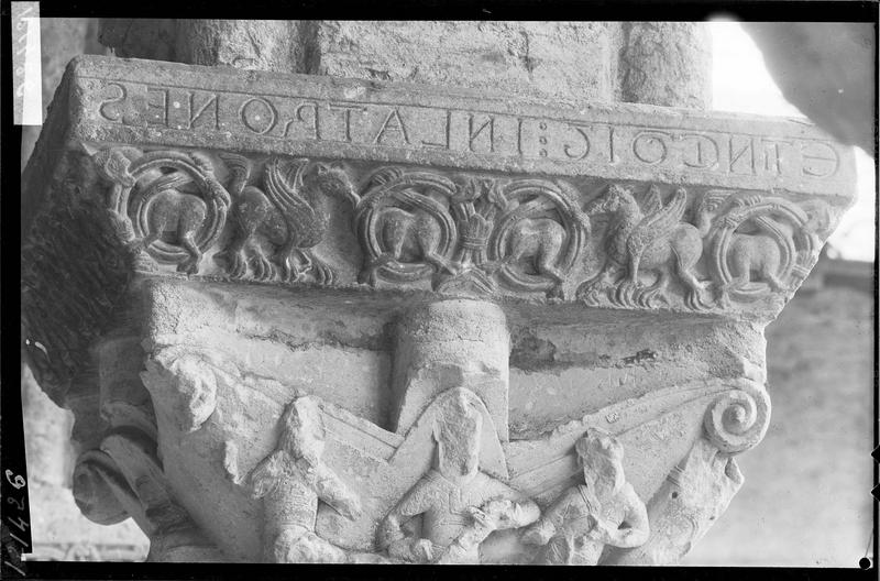 Personnage, frise d'animaux et inscription, chapiteau du cloître