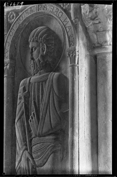 Bas-relief représentant saint André, pilier du cloître