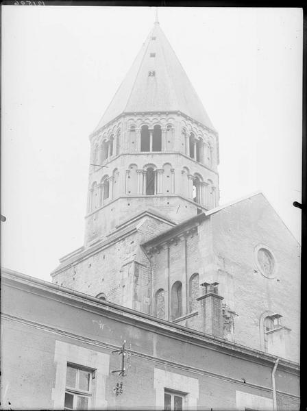 Fouille de Cluny, clocher