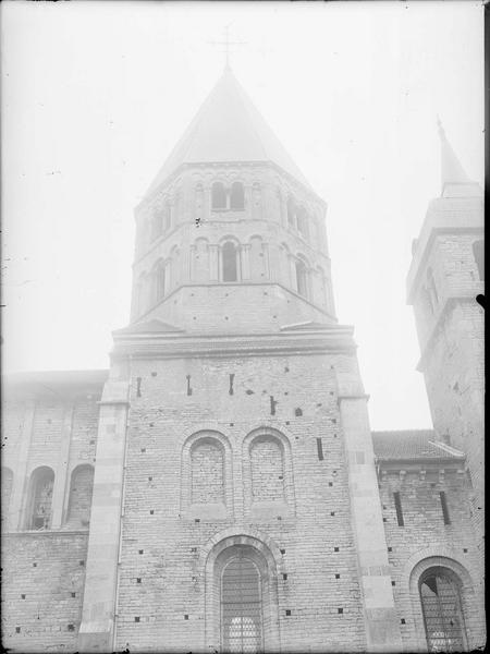 Fouille de Cluny, clocher