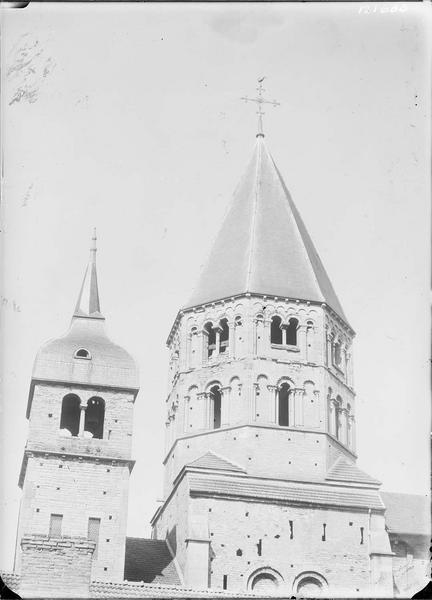 Fouille de Cluny, tour