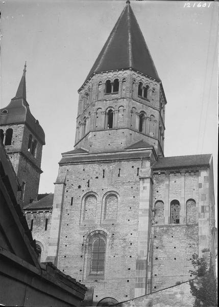 Fouille de Cluny, tour