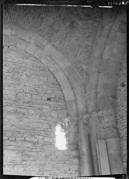 Fouille de Cluny, départ d'une voûte d'arête du transept