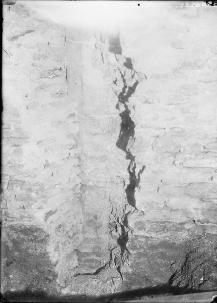 Fouille de Cluny, intérieur, fissure d'un mur