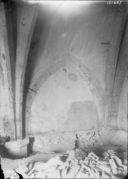 Fouille de Cluny, intérieur, arcade et gravats