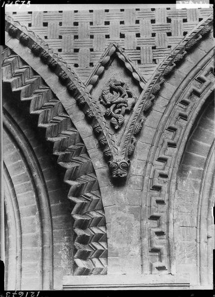 Animaux fabuleux, écoinçon des arcades de la nef