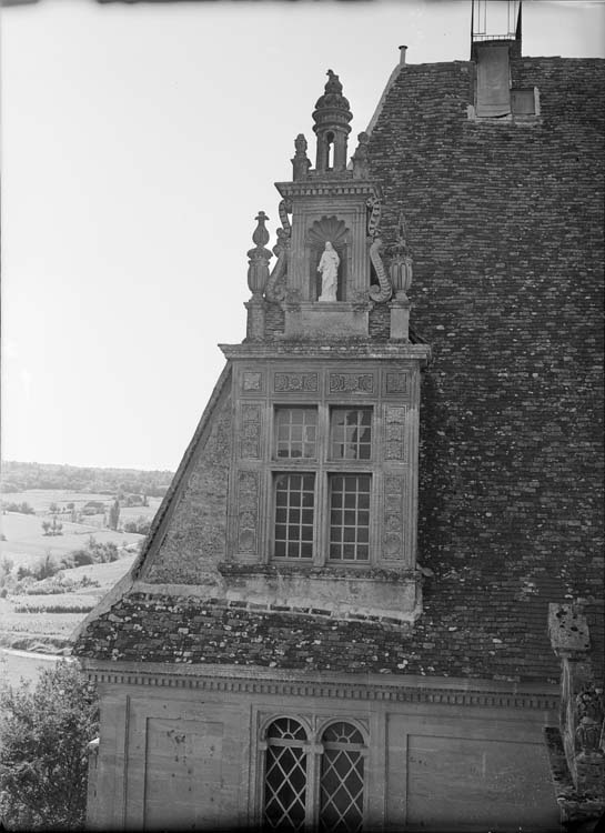 Lucarne, avec niche de la sainte Vierge