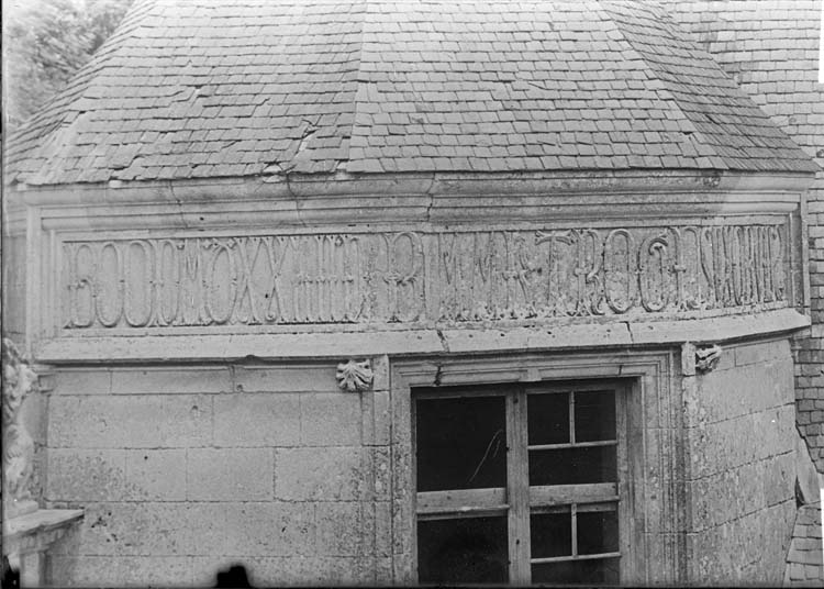 Tour octogonale, inscription à la naissance du toit