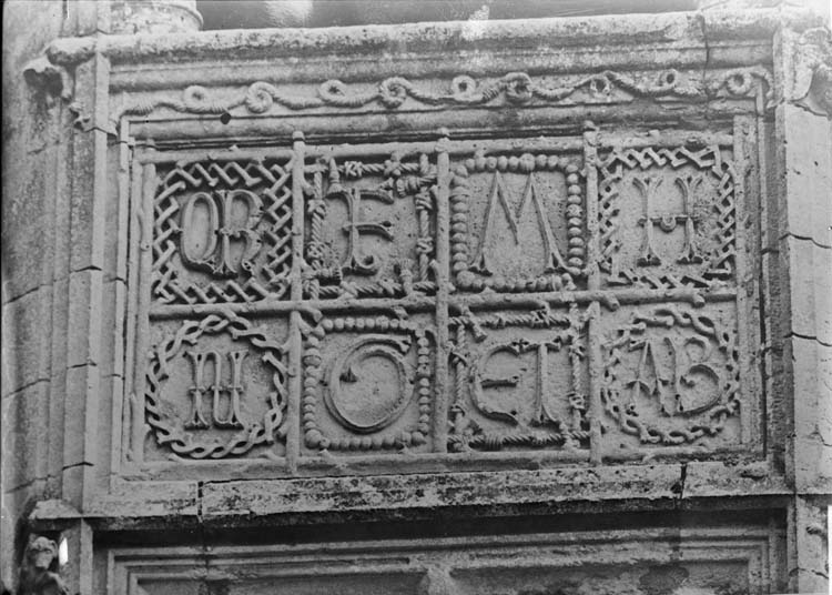 Monogrammes sculptés