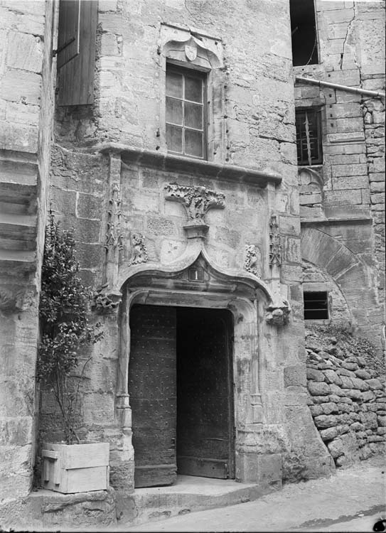 Porte avec un arc en accolade