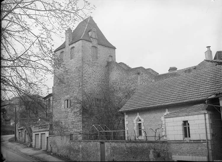 Maison adossée au mur