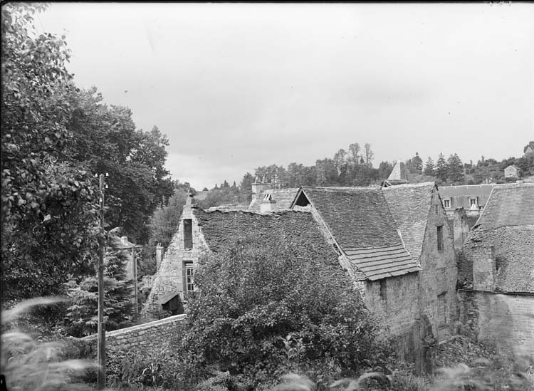 Vue du chevet de la cathédrale, toits de lauze