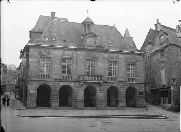 Façade sur la place