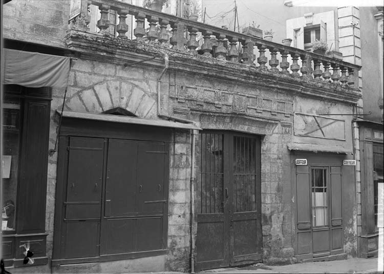 Façade sur la rue ; enseigne de coiffeur