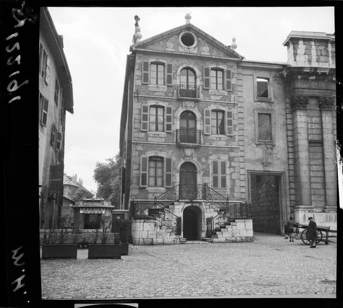 Bâtiment d'angle ; façade sur la place