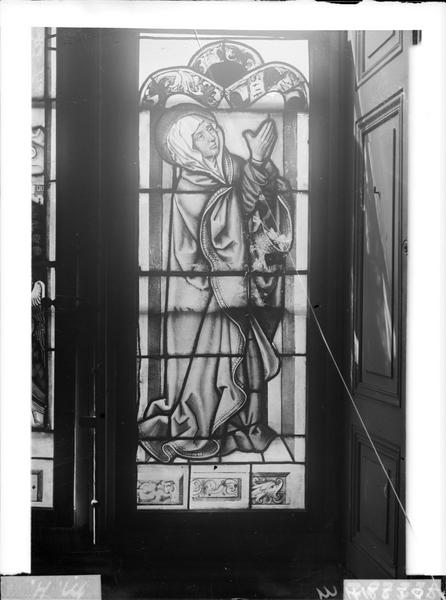 Une sainte, vitrail