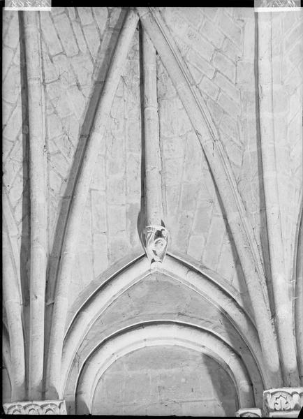 Personnage la tête en bas battant une cloche, détail des voûtes