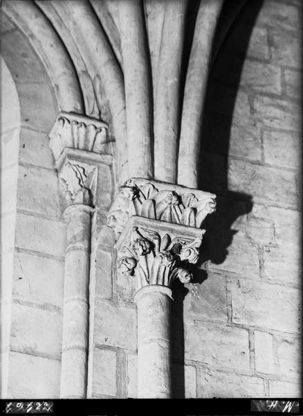 Chapiteau et frise de deux colonnes