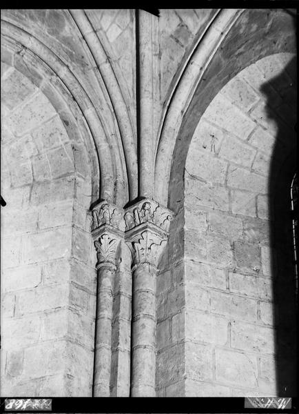 Chapiteau et frise de deux colonnes