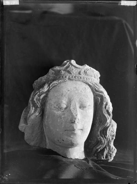 Tête de femme couronnée, fragment de statue