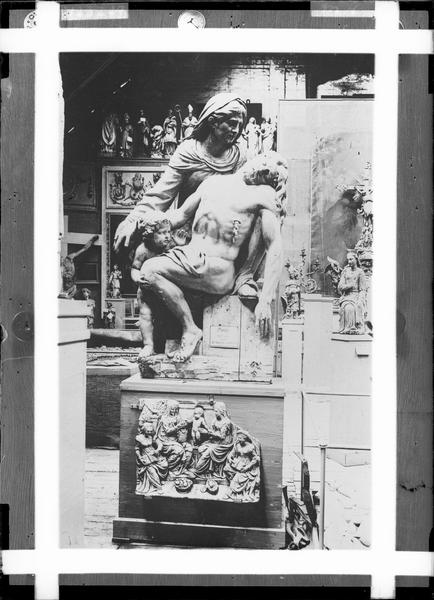 Groupe sculpté : Vierge de Pitié avec angelot - © Ministère de la Culture (France), Médiathèque du patrimoine et de la photographie, diffusion RMN-GP