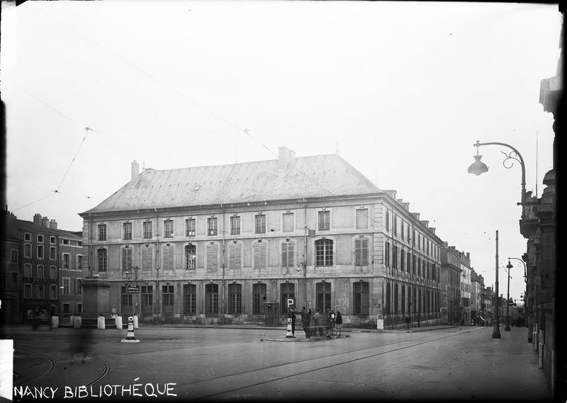 Façade sur la place