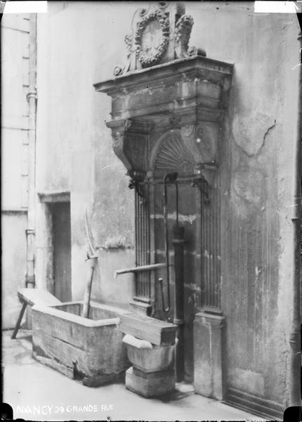 Fontaine dans la cour