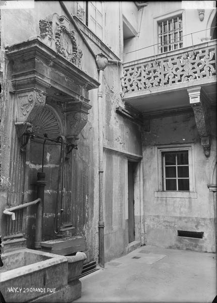 Fontaine et balcon