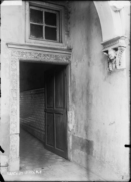 Console et encadrement de la porte décorés