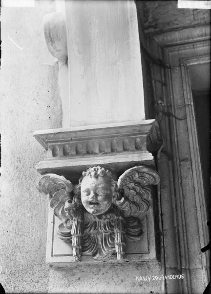 Console avec un angelot, détail