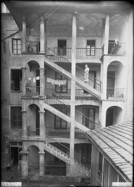 Escalier extérieur sur cour