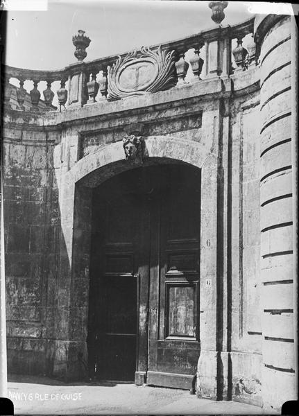 Portail surmonté d'une balustrade