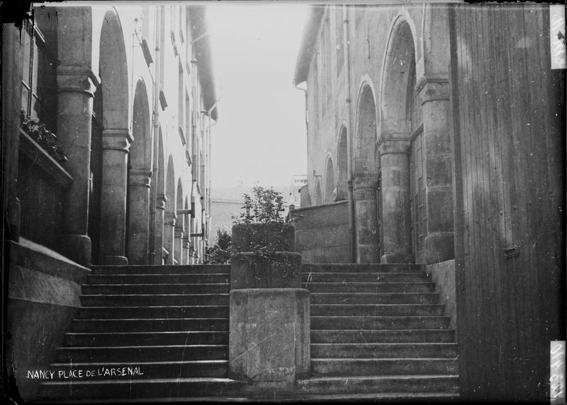 Escalier et arcades