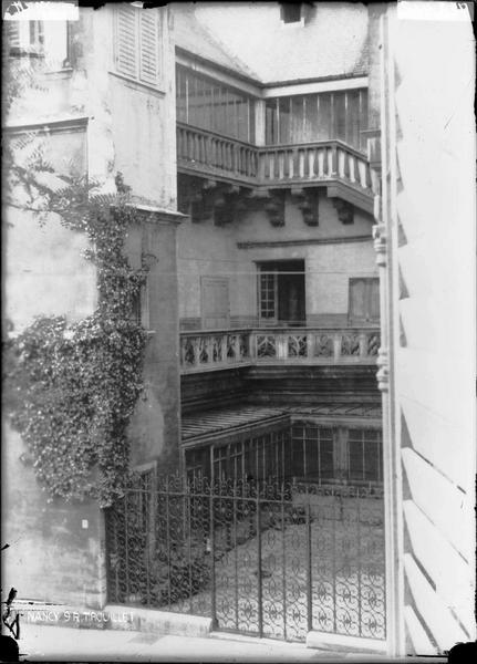 Grille d'entrée et escalier extérieur