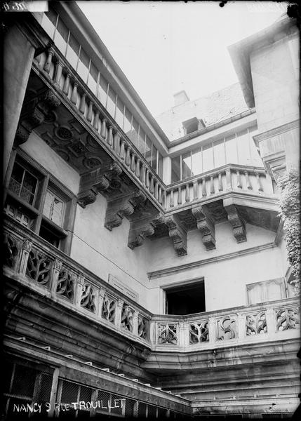 Balcon et dessous d'escalier